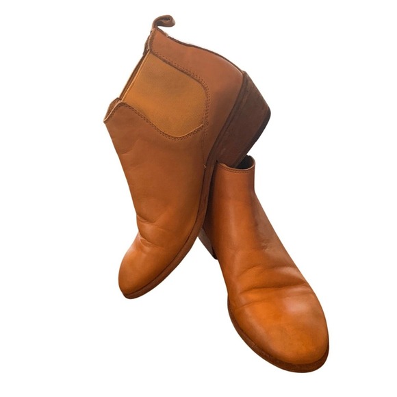 Frye Carson Chelsea Boots in Marigold Leather Ankle Booties Pull On Size 8M - Picture 1 of 11